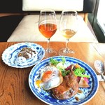 ブリコラージュ ブレッド アンド カンパニー ダイニング・カフェ - アリス卵トッピングの青森県産鴨モモ肉のコンフィ、ハニーマスタードソース。やわらか鴨モモ肉ほろり、甘スパイシーなソースがまたおいしいんだな～♡　20181201　ワインもよく合っておいしかったです。