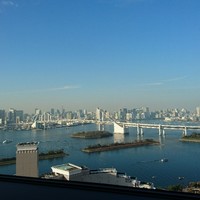 鉄板焼 銀杏 - この眺望 ・・ レインボーブリッジを 眺めながらの 
                鉄板 です