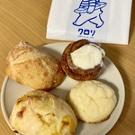 クロリブレッド&ライフ - チーズリュスティック(¥250) カシューナッツリュスティック(¥250) メロンパン(小)(¥100) シナモンロール(¥170)
