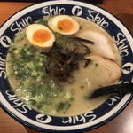 博多らーめん Shin-Shin - 煮卵入りラーメン