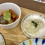 すざわ亭 - 定食の小鉢（煮物・カリフラワー大葉マリネ）