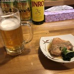 海猫 - 生ビールとお通し。お通しは『赤魚 あかうお』ちょっとだけ甘い醤油で、柔らかく優しい味の煮付けです。