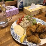 海猫 - 牡蠣フライとハイボール。