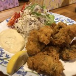 海猫 - 牡蠣フライ。写真だと判りずらいですが、これで9個有りました。多少、大きさの不揃いは有りますが、9個で￥700はCPがいいと思います。