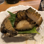 海猫 - これが追加で御馳走になった、鮑バターソテーです。
      左端の一切れだけは刺身です。刺身とは違い、火が入る事で柔らかくて、最高に美味しいです。