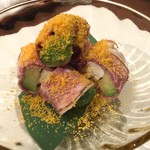 美酒佳肴 しょうじょう - 燻製牛肉のアボガドとチーズ巻き