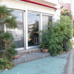 フライドチキン - 外観（店内に営業中の札）