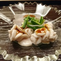道人 - 刺身   :   淡路の虎ふぐ   くもこ   特製ポン酢で → 添加剤で粘性を持たせ、フグにポン酢が染み渡らないように