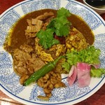 大衆中遊華食堂 八戒 - ４種あいがけ「蟹出汁麻辣カリｲ」「鶴橋ホルモンカリｲ」「生ラムクミン炒めカリｲ」「四川麻婆カリｲ」のカレー炒飯Ver