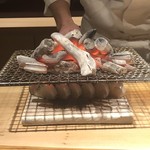 たかおか - 鯖の皮目を炭火で炙ります。熱が小デブにまで伝わってきます