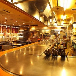 The inside of the store is fully equipped with iron plate counter seats and table seats that give you a sense of realism.