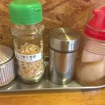麺屋 頂 中川會 - 麺屋頂中川會(曳舟店)　の調味料各種