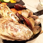 魚とワインはなたれThe Fishand Oysters - 魚介のアヒージョ