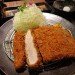 まめとん - 揚げ立てサクサクの衣の中は、分厚いけどしっとり柔らかな熟成ヒレ肉がぎっしり