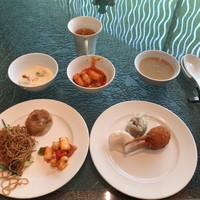 中国料理 「王朝」 ヒルトン名古屋 - 中華風グラタンは少しシャビシャビした感じ。焼きそばは好み。手前の赤いのは海鮮の四川風。爽やかな辛味がちょうどいい。