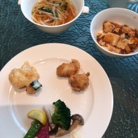 中国料理 「王朝」 ヒルトン名古屋 - 手前の皿は蟹マヨ、鮟鱇の唐揚げ、野菜の塩炒め。