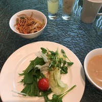 中国料理 「王朝」 ヒルトン名古屋 - 生野菜は3種類だけですが、別に問題ない。奥はりんごゼリーと、パンナコッタみたいなもの。