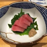 立ち呑み 三ぶん - 「メジマグロ（長崎産）」500円也＋税。