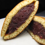 銀座甘楽 - どら焼き断面。中には粒あんがぎっしり！