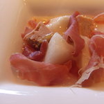 キメラ - オーロラ100%の冷たいズッペッタとその果肉　パルマ産プロシュットとフォアグラのテリーアナを添えて