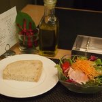 オステリア サクラ - サラダとパン