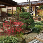 山越うどん - 店内(中庭)