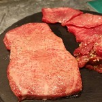 焼肉 炭聖 - タン３種盛り合わせ