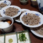五萬石 - 生卵、とろろ芋をつゆに溶き入れるのが出石皿そばの特徴。一人前は5皿と決まっています。