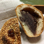 ブーランジェリー ビアンヴニュ - ゴマをまぶした生地に、粒あんたっぷり！