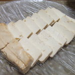 井川とうふ店 - 豆腐の燻製　400円
