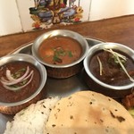 (左から)ポークチリキーマ、オイスターマラバーリ、ブラックペッパーチキン