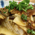 すざわ亭 - 上のチーズはトロっと。下のチーズはカリッと香ばしく、デミと相まって押し寄せるメイラード感