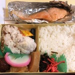 鮭だけでなく唐揚げやつくねも入っている