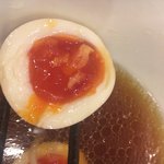 らぁ麺やまぐち - 味玉 黄身は「濃厚なオレンジ色」。