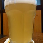 ビアカフェ・バーレイ - 本日の美人なお連れ様は、ヒューガルデン・ホワイト８００円にしていました。 レギュラーサイズ（400ml）です。 国内で超有名なベルギービールですよね。 この色合いが大好きです。 そして、味わいもフルー
