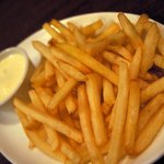 ビアカフェ・バーレイ - ベルギー風フライドポテト５５０円です。 フライドポテトの発祥の地ベルギー風にソースをつけて食べるようになっています。