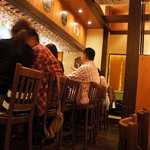 ビアカフェ・バーレイ - 店内の風景です。 入口から入って左手の一番奥のテーブル席からカウンター席方面を撮っています。 入ると真正面ににカウンター席が見えます。