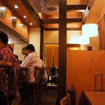 ビアカフェ・バーレイ - カウンター席の中が調理場となっています。 カウンターの後ろがテーブル席となっていますよ。 左側に２組、右側にも２組あります。