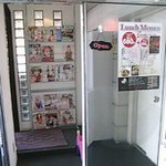 Memoria - 5階でエレベータを降りると、右側が店内入り口ですが、なぜか左側にはマンガがたくさんの本棚があります