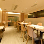 ようこそ和の世界へ - ゆったりとした木の温もりを感じた店内です