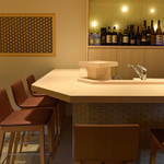 ようこそ和の世界へ - 8席ある大きな白木のカウンターです