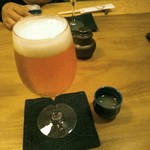 ホットペッパーの画面を見せれば、１杯目の生ビール(一番搾り)かソフトドリンクは無料。お猪口にはお出汁感の強い蜆汁。