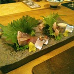 この前に、写真は撮り忘れましたが、白子ポン酢。お刺身はいさきの炙りと秋刀魚肝ソース添え。