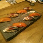 写真は撮り忘れたけど、いぶりがっこクリームチーズを挟み握り第３弾は生鯖と３２日間熟成サーモン。鯖は愛媛産とのこと。