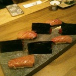 切り札 - 続く握りは中トロ。海苔巻きの中にはシャリのない熟成鮪赤身とカットした山芋。