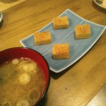 切り札 - 〆にはザラメが載っている甘くて超ジューシーな卵焼きと魚のアラで出汁を採ったお味噌汁。