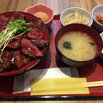 金沢肉食堂 10&10 - 肉食堂ステーキ丼（温玉追加）