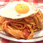 スパゲッティーのパンチョ - ナポリタン目玉焼きのせ 740円