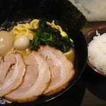 yokohamaiekeira-menkomadaishouten - MAXラーメン 930円(ランチタイム ライスサービス)