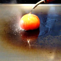 鉄板焼 匠 - トマトのフランベ